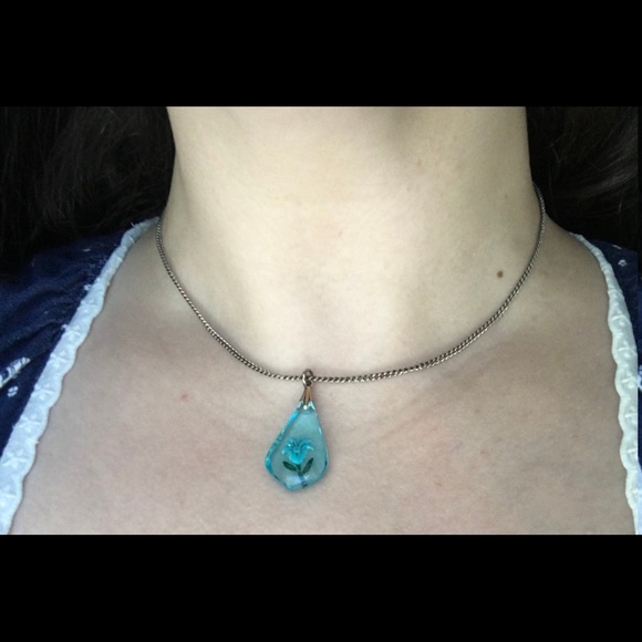 Vintage Clear Blue Carved Flower necklace/choker - Picture 4 of 4